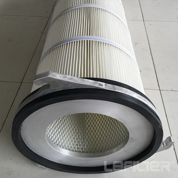 Three lugs pleated filter cartridge